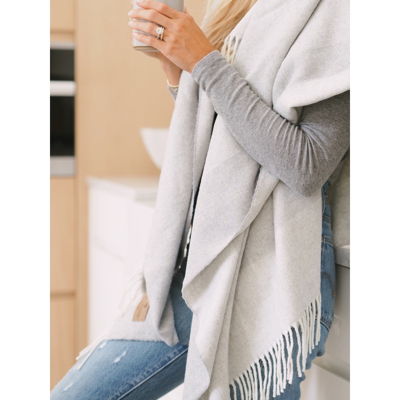 Elio Light Grey Border Throw