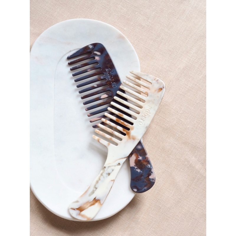 Calacatta Combs