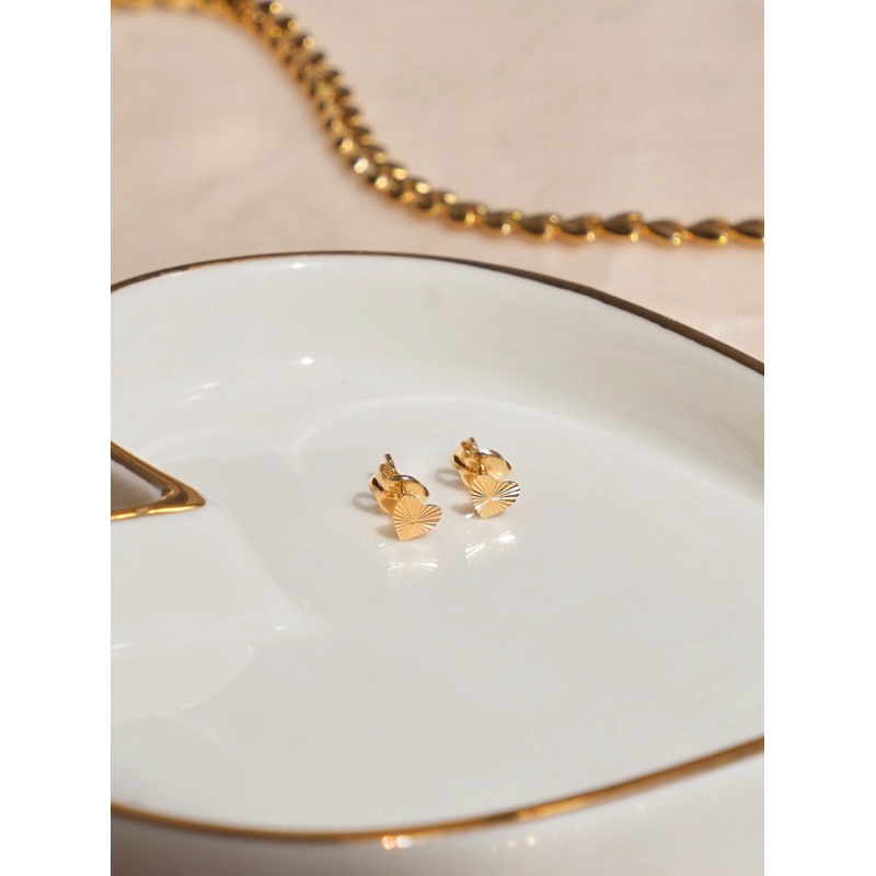 Radiating Heart Studs | 10K