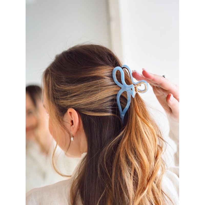 Sabrina Coastal Blue Claw Clip