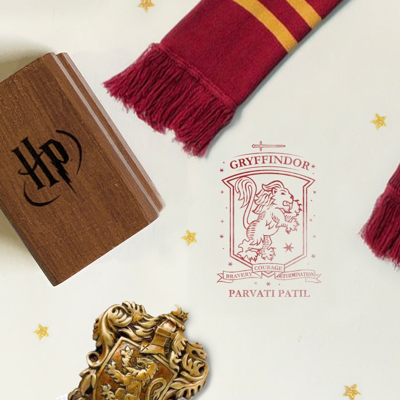 Official Harry Potter Personalised Wooden Text Stamp With Stamp Pad – Griffindor